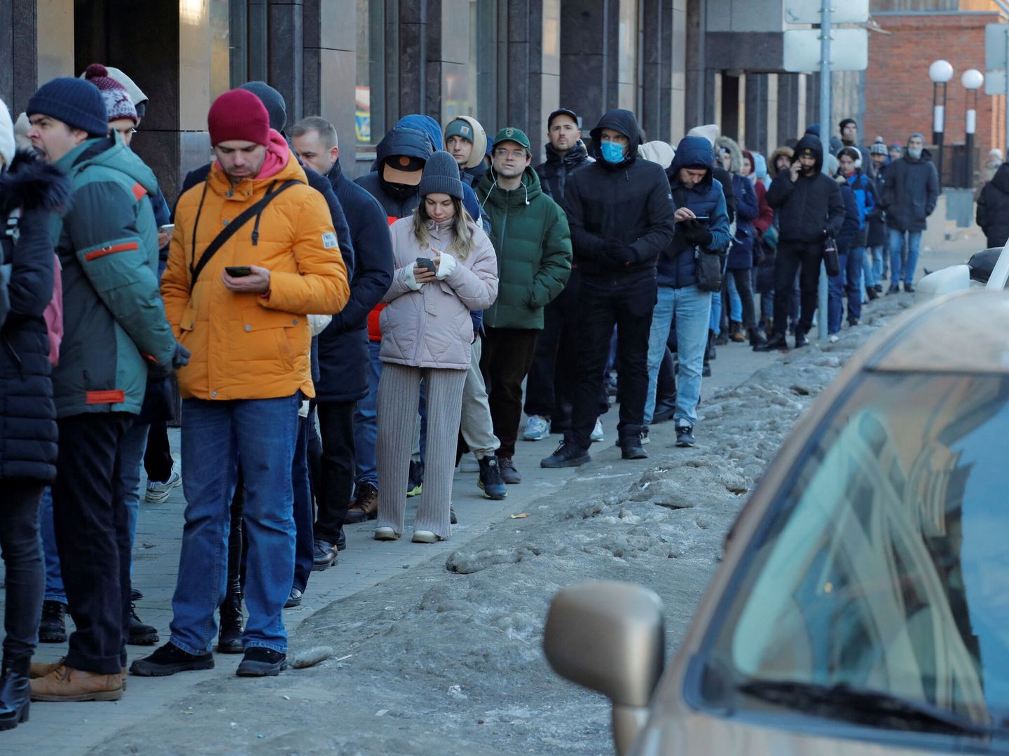 Colas para usar un cajero automático en San Petersburgo. (Reuters/Anton Vaganov)