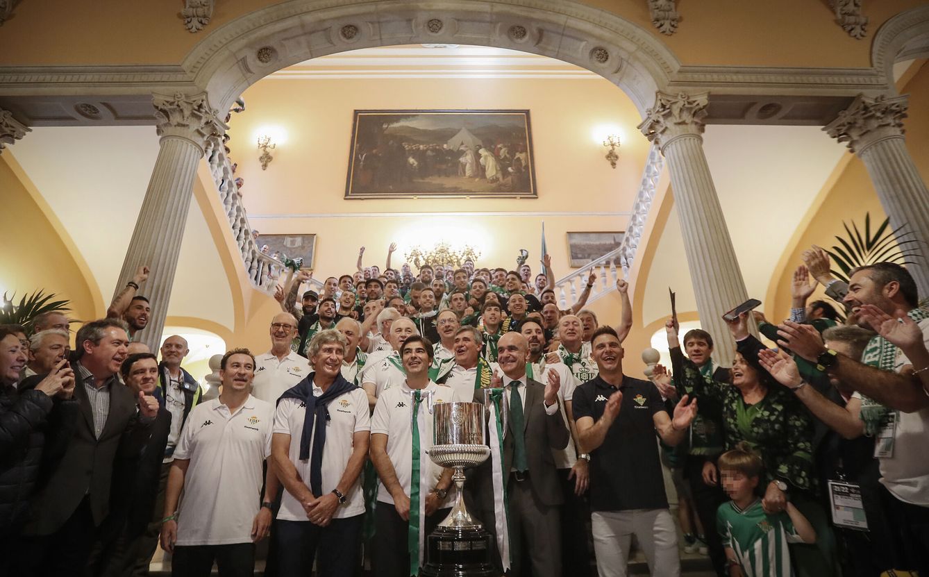 Jugadores y cuerpo técnico del Betis celebrando la victoria en el ayuntamiento de Sevilla. (EFE/José Manuel Vidal) 
