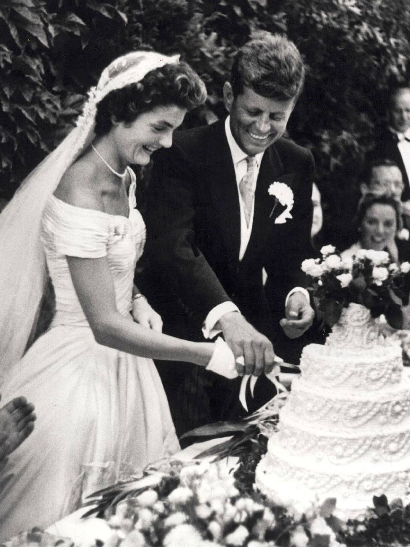 Jackie Kennedy y John F. Kennedy, el día de su boda. (Gtres)