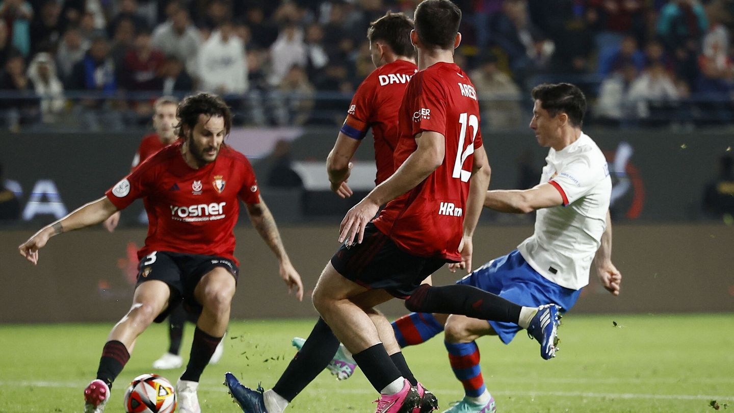 Lewandowski vivió la cara y la cruz del gol. (Reuters/Juan Medina)