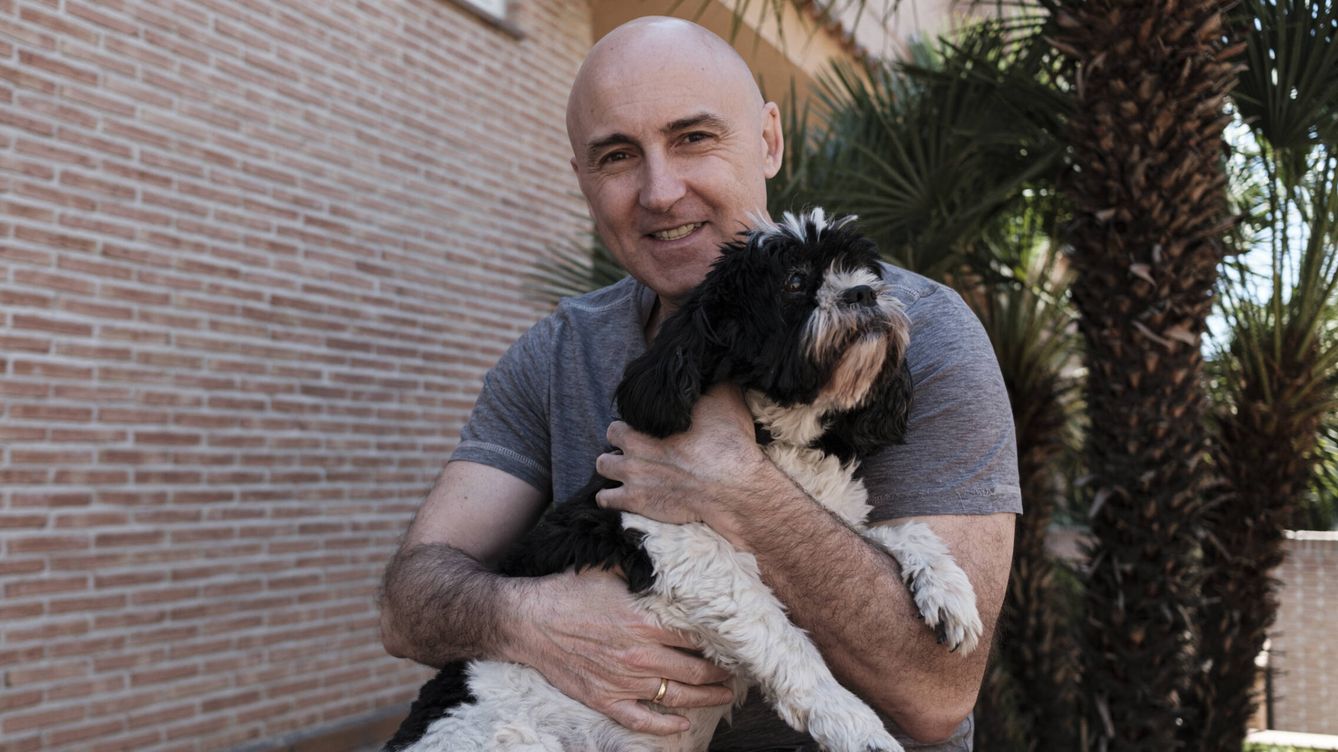 Foto: El periodista Julio Maldonado, más conocido como 'Maldini', posa con su perra Wendy en su domicilio. (Sergio Beleña)