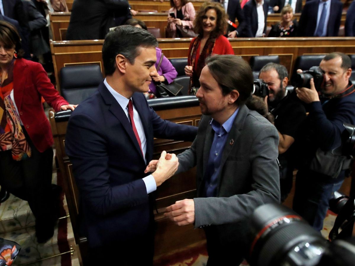 Foto: Pedro Sánchez y Pablo Iglesias se saludan en el Congreso. (EFE)