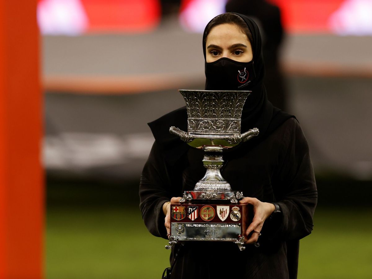 Foto: Una mujer saudí, con la Supercopa de España. (EFE/Julio Muñoz)