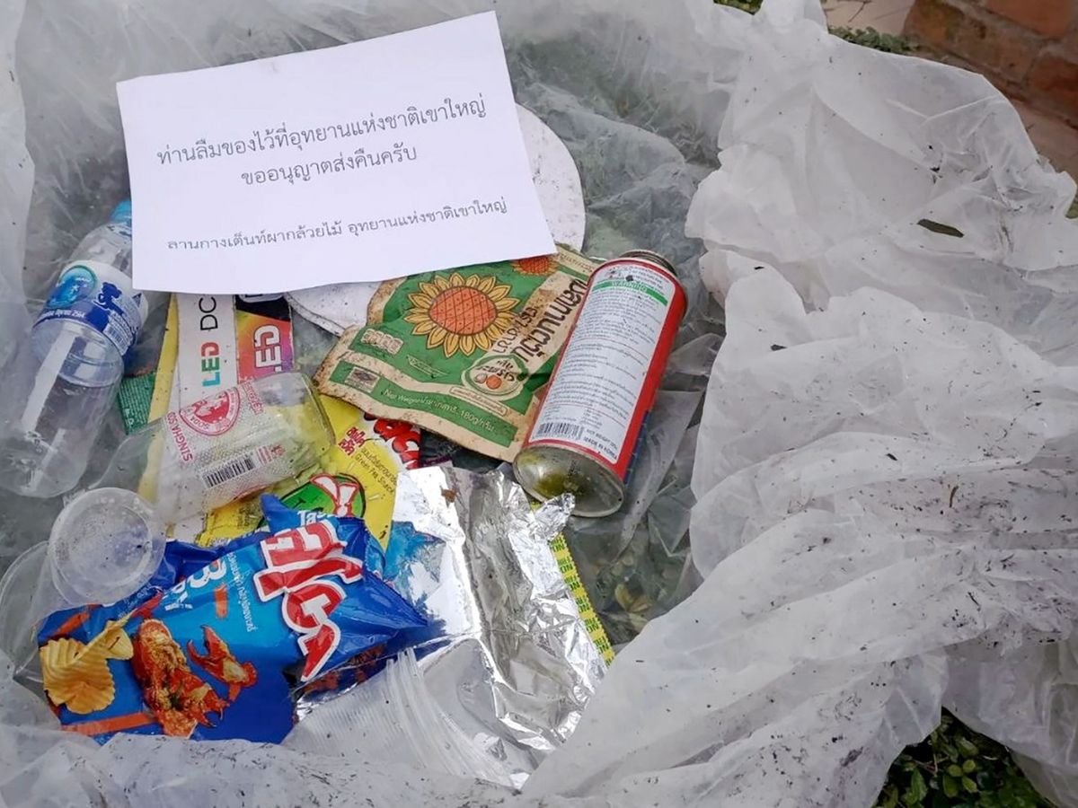 Foto: Ejemplo de basura que se enviará a los turistas que ensucien los parques naturales en Tailandia. Foto. EFE