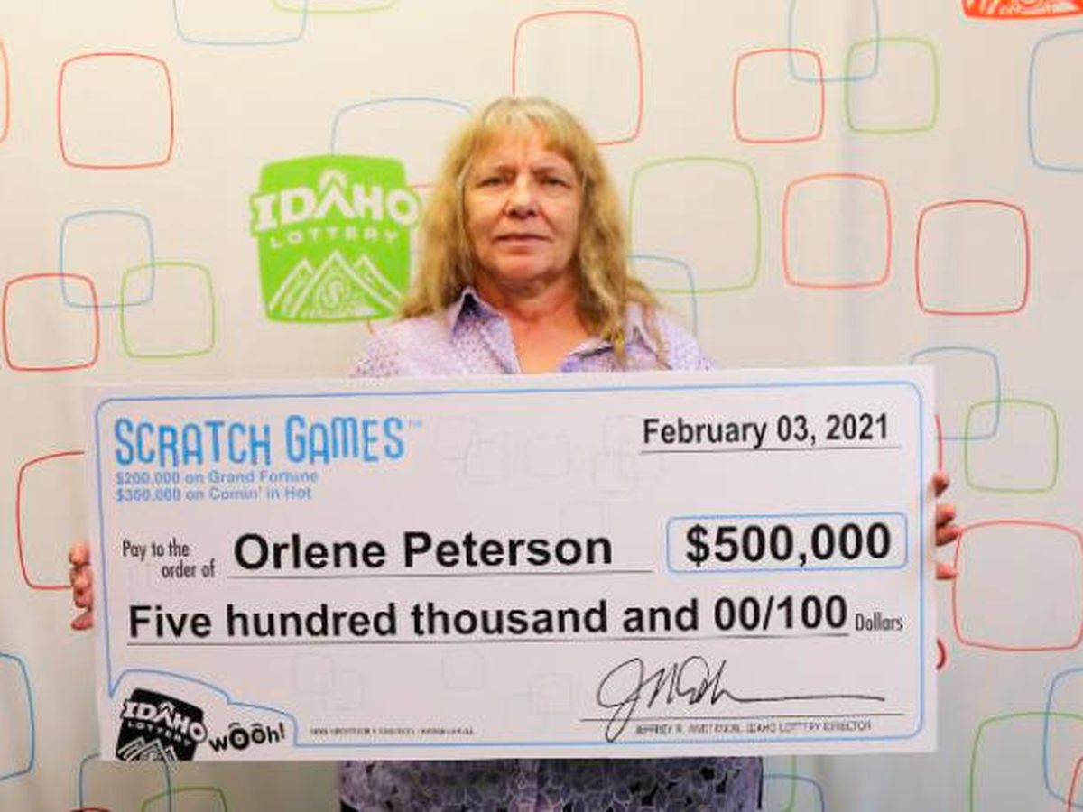 Foto: Orlene Peterson, en el momento de recibir su cheque de ganadora (Idaho Lottery)