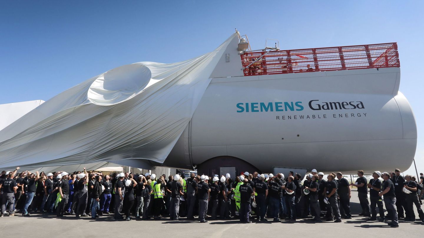 Foto de archivo de trabajadores de Siemens Gamesa ante la fabricación de material eólico. (EFE)
