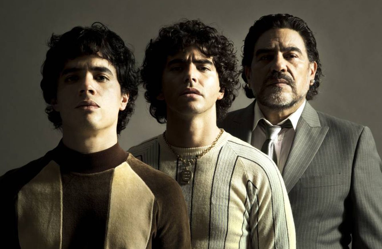 Imagen promocional de la serie de Amazon con los tres intérpretes que darán vida al astro argentino.