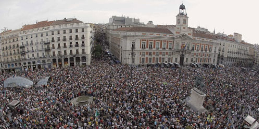 Foto: La Puerta del Sol sigue abarrotada pasadas las 10 de la noche