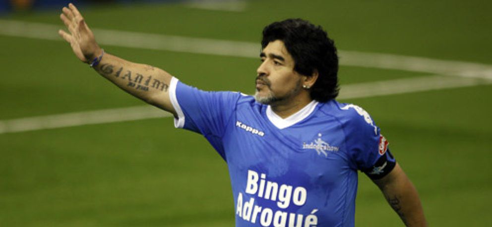 Foto: Maradona reaparece en el partido homenaje a Cáceres y marca dos goles