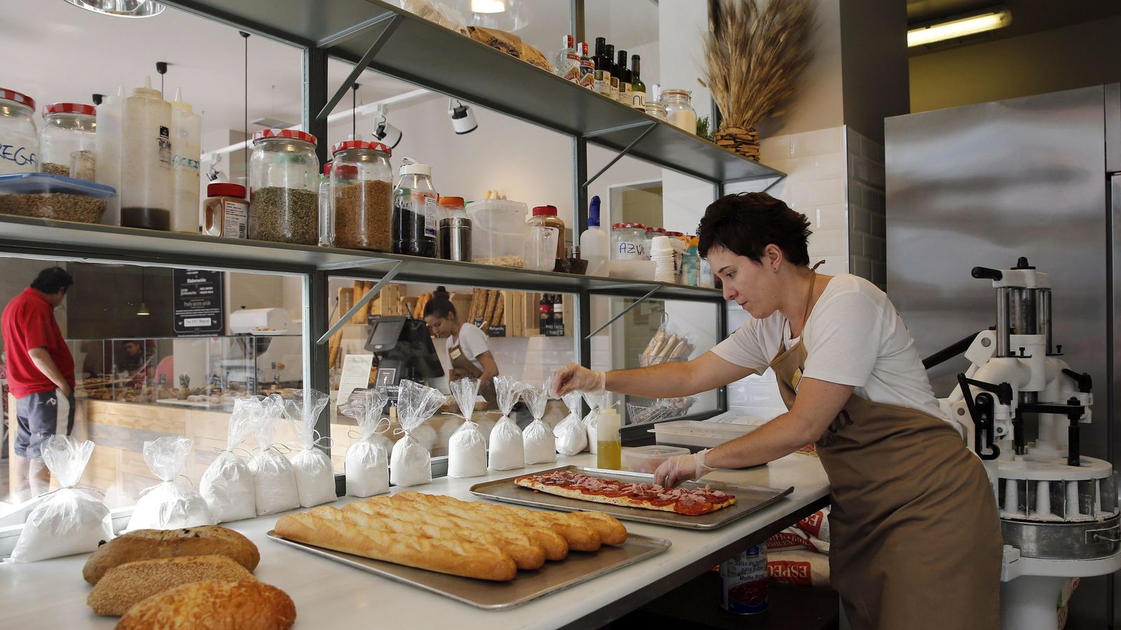 Foto: Una empleada trabaja en el obrador de una panadería en una foto de archivo. (EFE)
