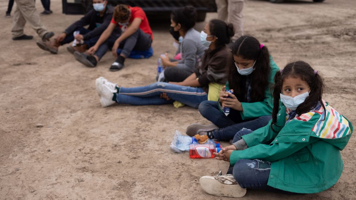 Rescatan a cinco niñas migrantes, entre ellas un bebé, abandonadas en la frontera de Texas