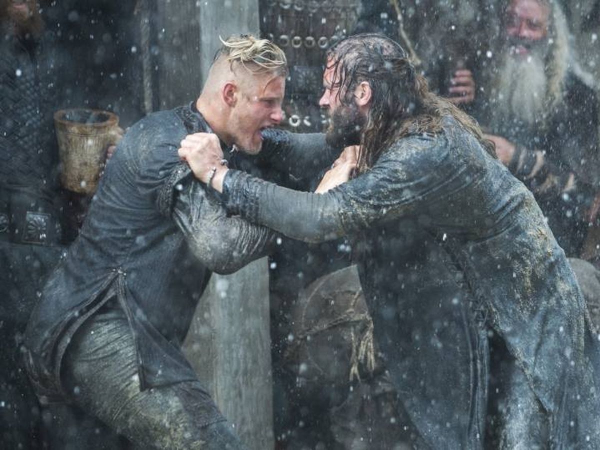 Foto: Bjorn y Rollo luchando en 'Vikingos'. (History Channel).