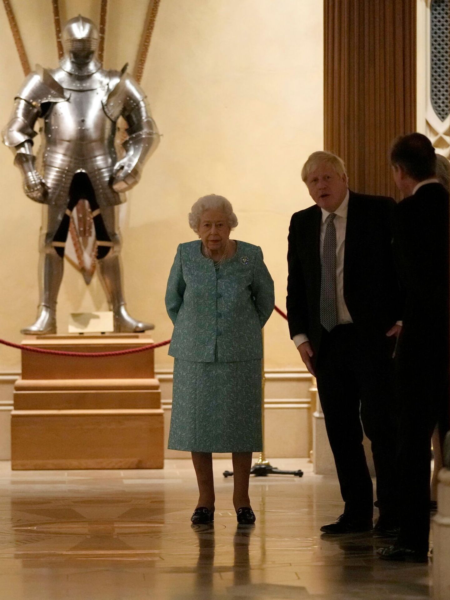 La reina, junto a Boris Johnson en Windsor. (Reuters)