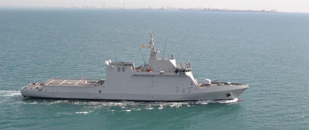Foto: El Gobierno pasea por el Golfo y África un barco de la Armada en busca de compradores