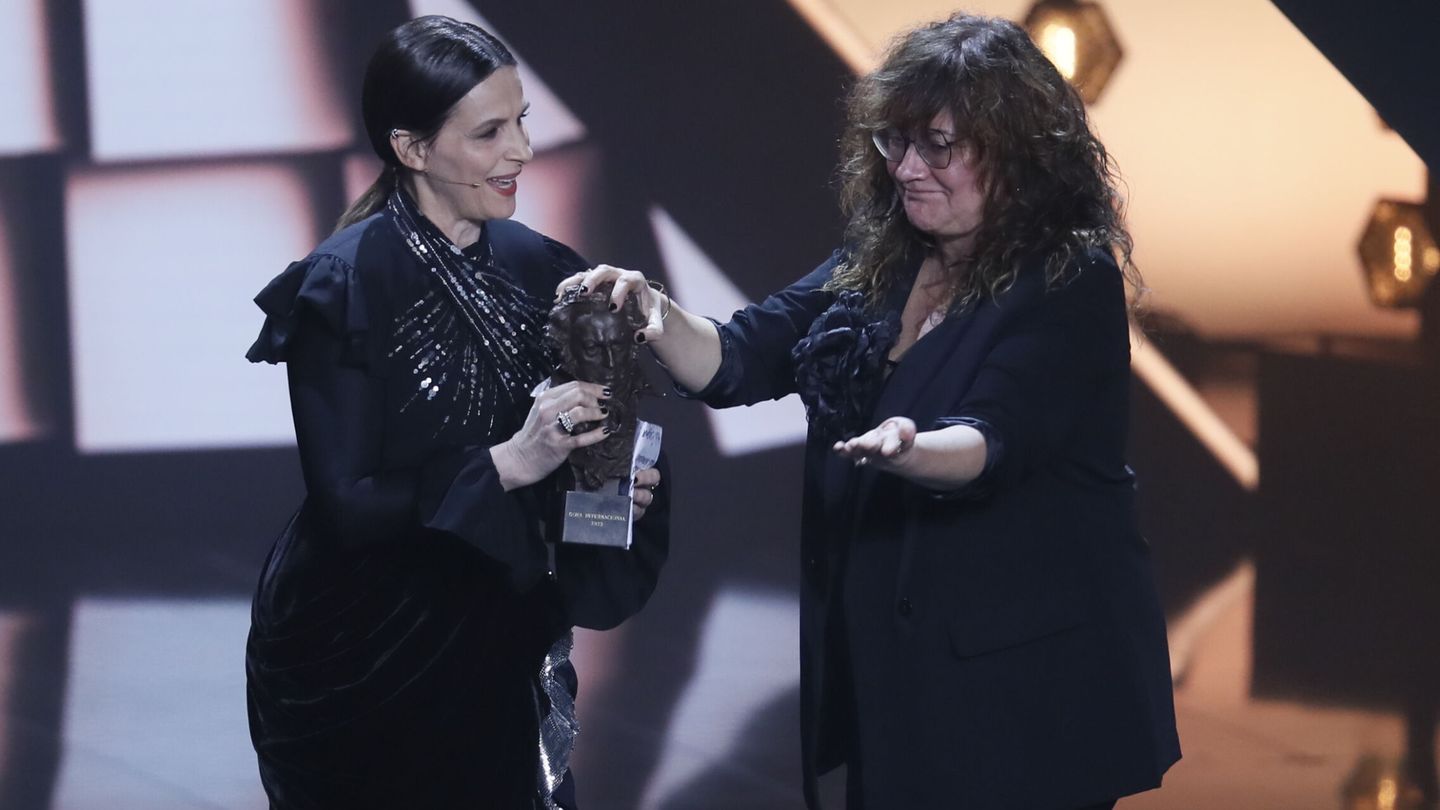 La actriz francesa Juliette Binoche recibe el Goya Internacional de manos de la directora Isabel Coixet. (EFE/José Manuel Vidal)