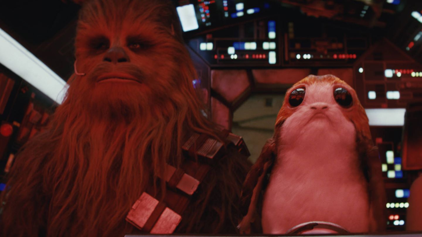 Chewbacca (Joonas Suotamo) y un 'porg' en 'star Wars: Los últimos Jedi'. (Disney)