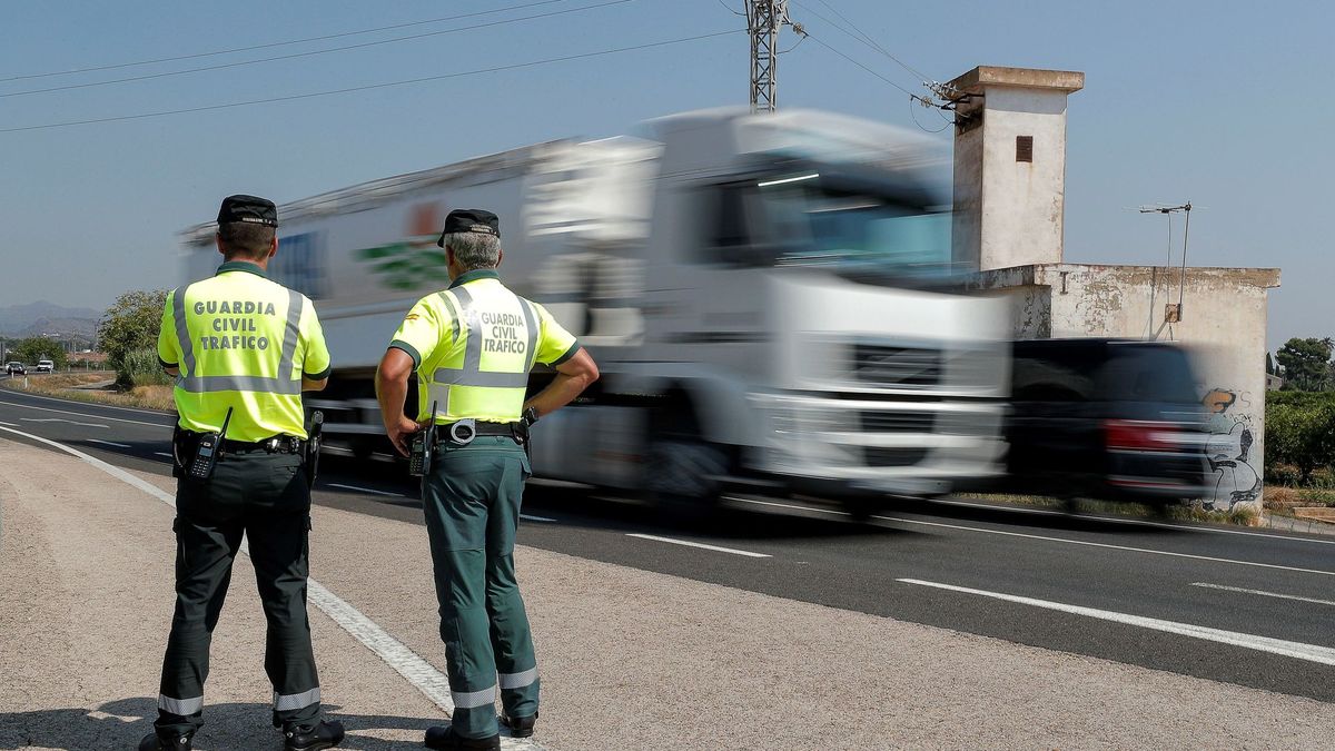Un camionero gallego lleva el cinturón de seguridad atado con una bolsa de plástico