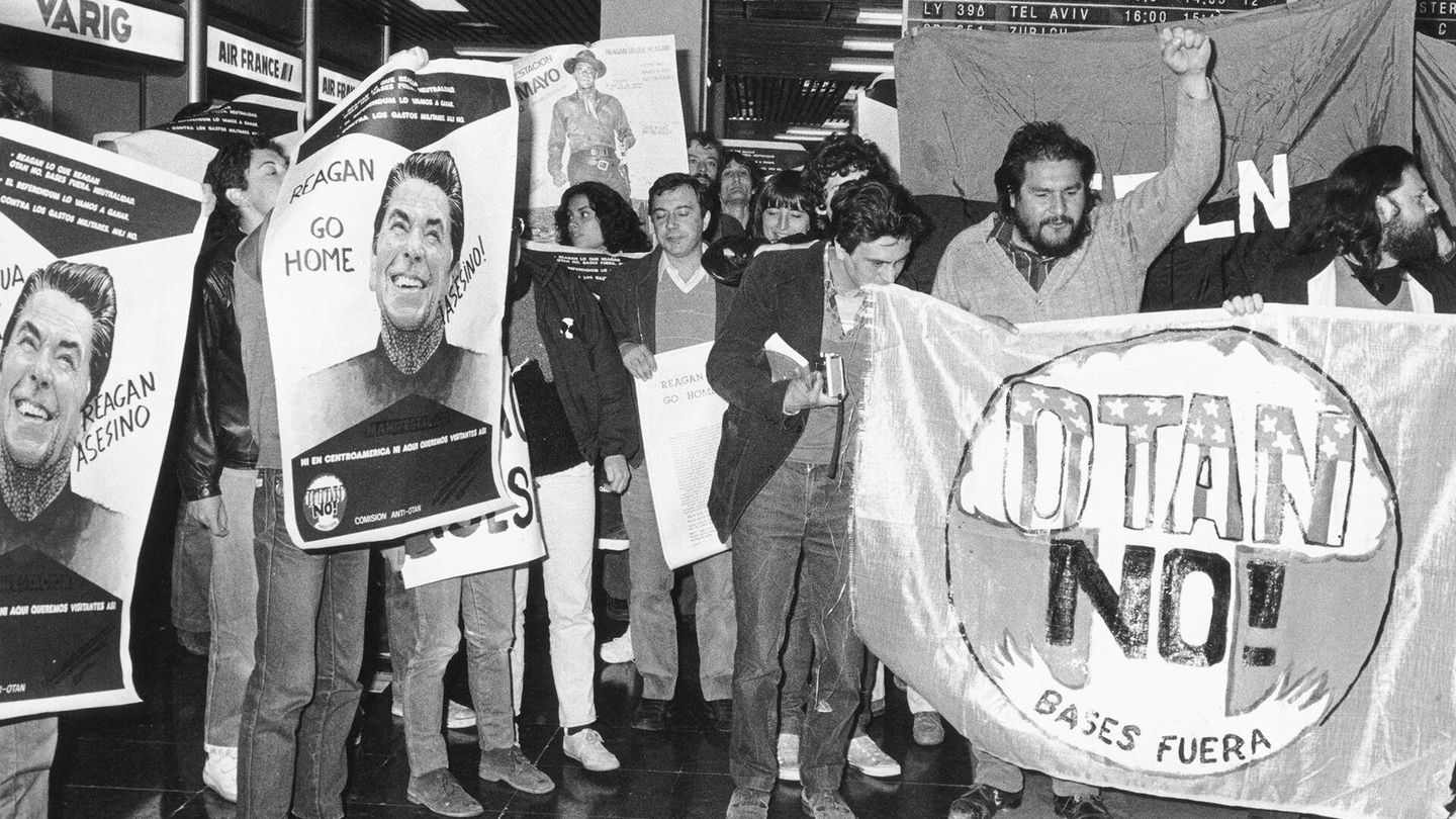 Concentración en Barajas por la visita de Ronald Reagan a España en mayo de 1985. (Getty/Hulton Archive/Keystone)