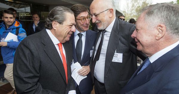 Foto: Boluda y Roig, con Goirigolzarri en el centro. (EFE)