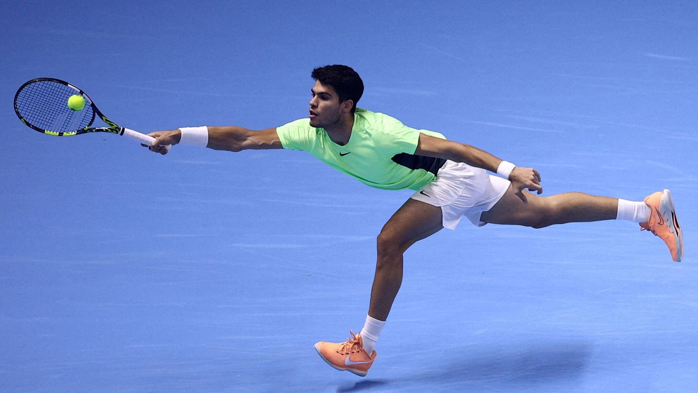 Carlos Alcaraz, ante Novak Djokovic en Turín. (Reuters/Guglielmo Mangiapane)