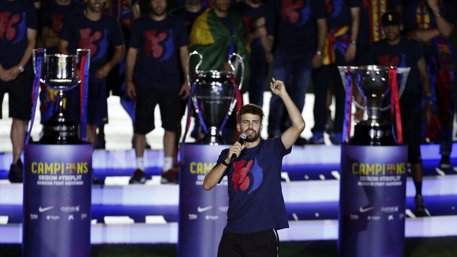 Foto: Piqué, durante la celebración del triplete del Barça (Efe)