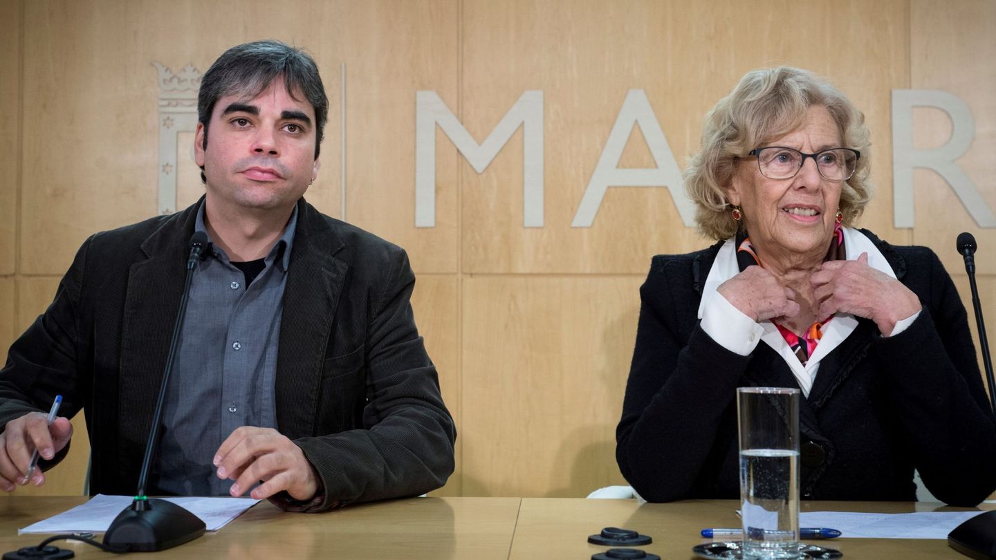 Manuela Carmena, con el edil Jorge García Castaño, nuevo responsable de Economía y Hacienda, el pasado 18 de diciembre, tras el cese de Carlos Sánchez Mato. (EFE)
