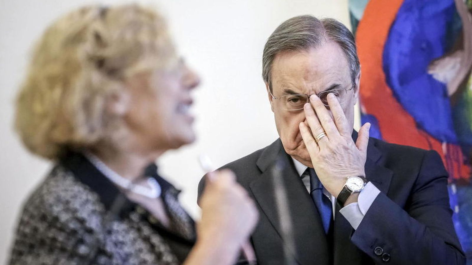 Foto: Manuela Carmena, junto al presidente del Real Madrid, Florentino Pérez. (EFE)