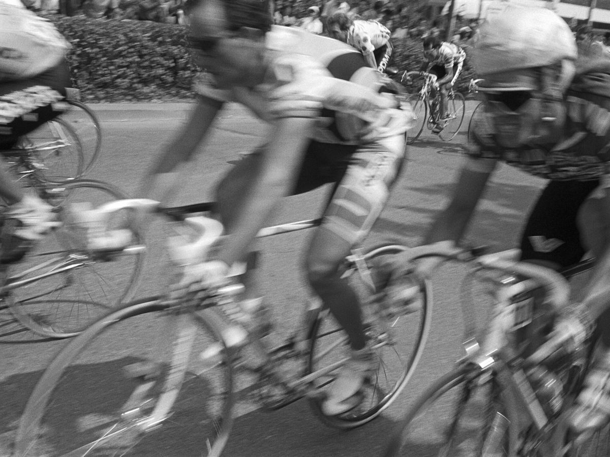 Foto: Dos ciclistas compiten en Tour de Francia durante los años 80. (Getty/Steve Eason/Hulton Archive)