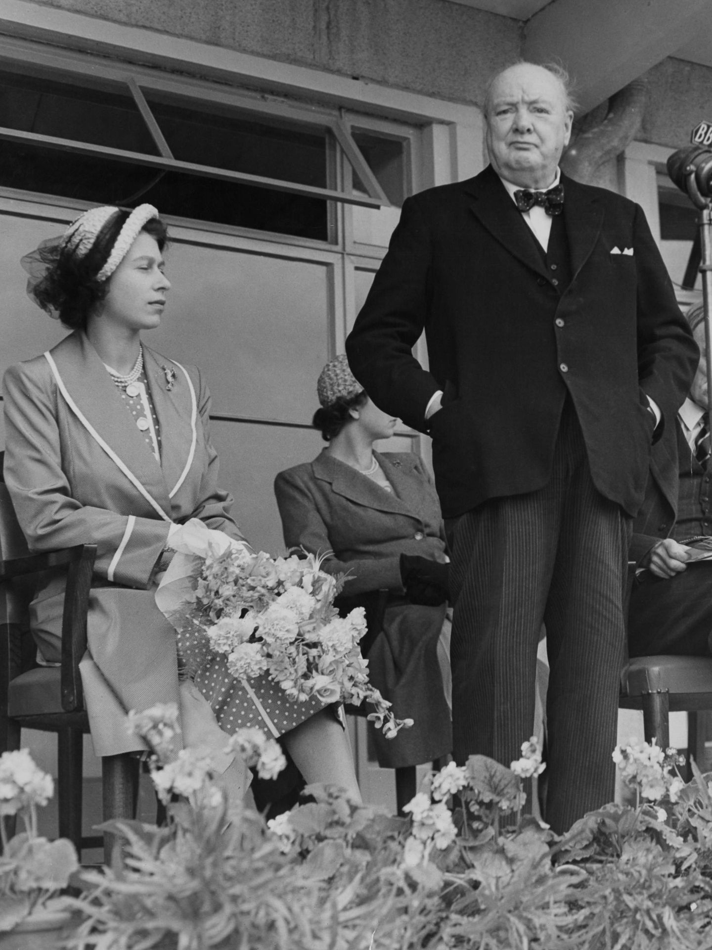 Winston Churchill y la reina Isabel II, en Essex en 1951. (Getty)