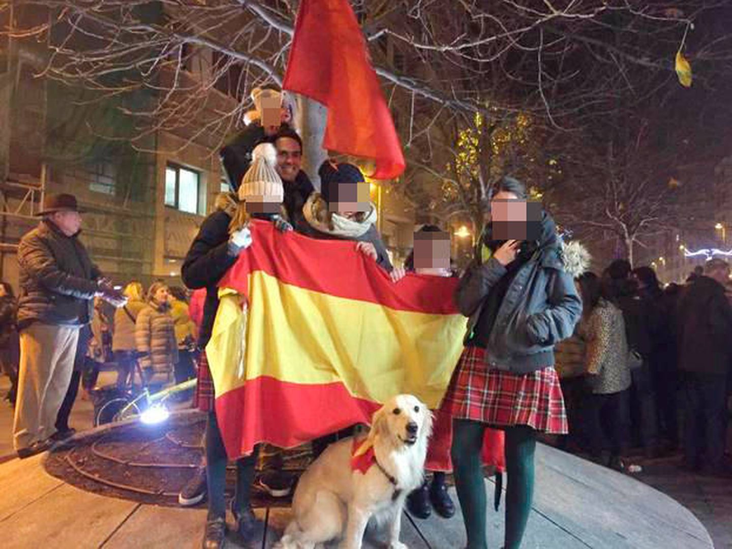 Banderas de Navarra y España han estado presentes en la concentración de apoyo a la Guardia Civil. (EC)