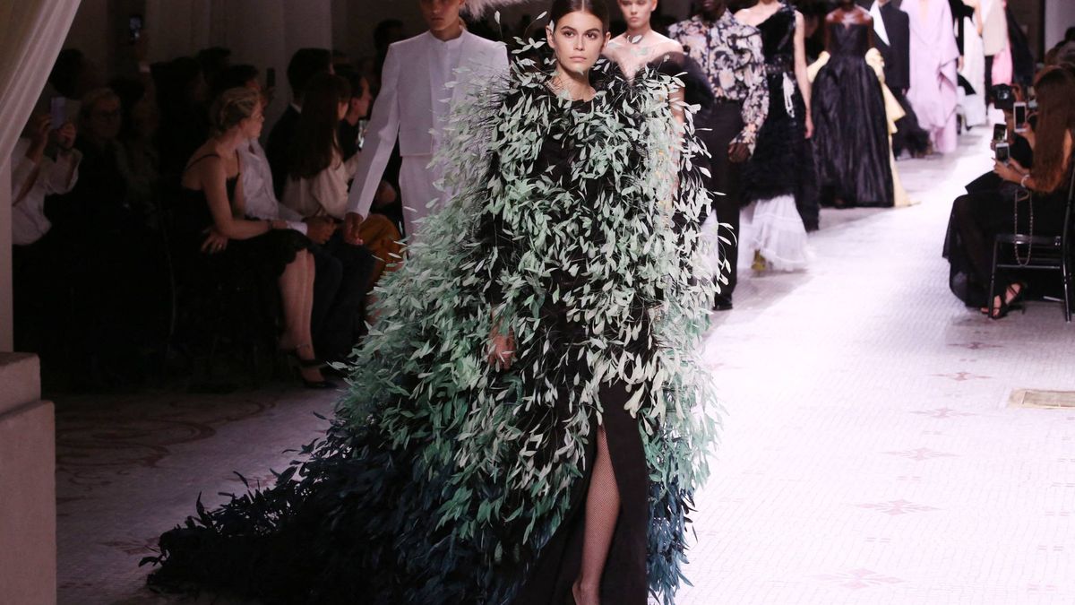 La alta costura de Givenchy con Kaia Gerber está repleta de vestidos espectaculares