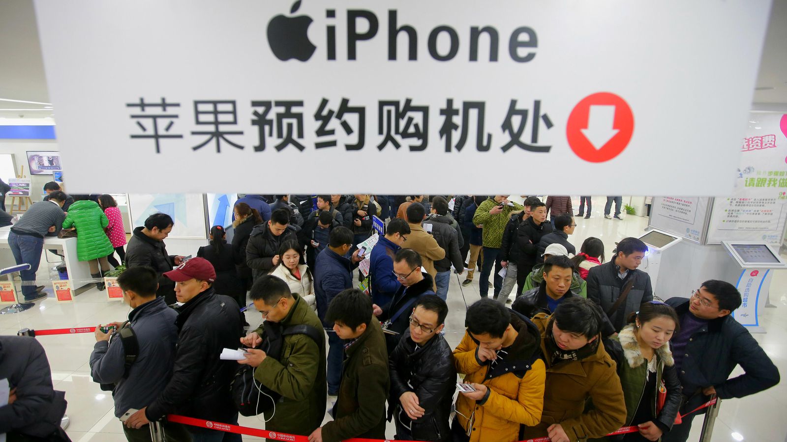 Foto: Colas para comprar un iPhone 6 el año pasado en la ciudad de Wuhan, China. (Reuters)