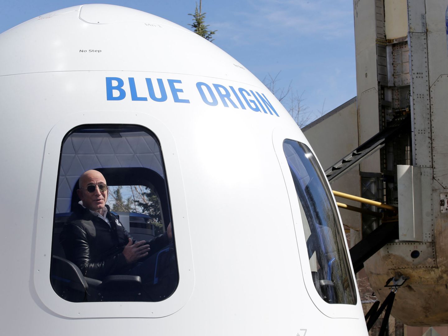 Bezos con uno de sus cohetes espaciales. (REUTERS)