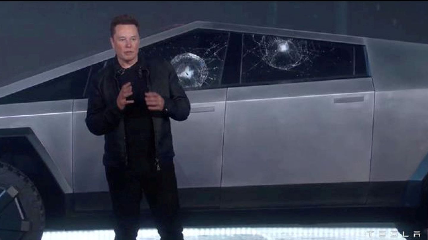 Musk demostrando cómo se rompe el cristal 'irrompible' del Cybertruck.