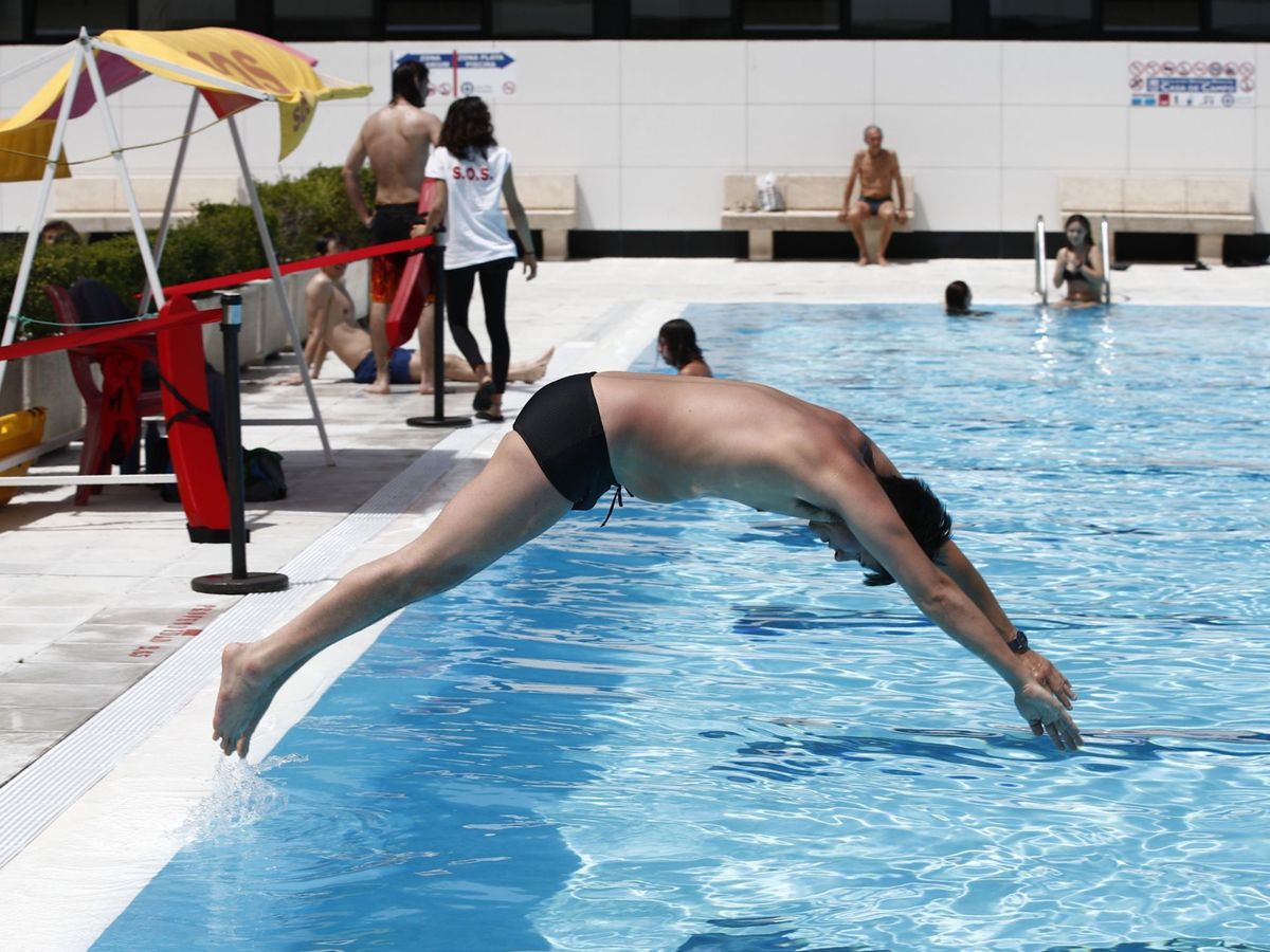 Foto: Este 15 de mayo abren las piscinas municipales. (EFE/Javier López)