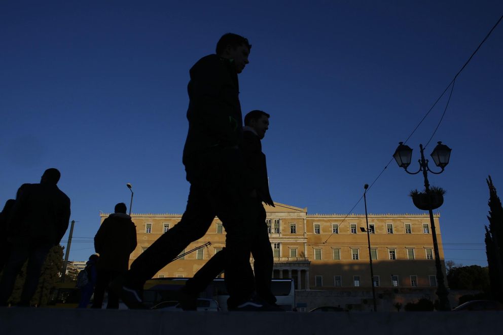 Ciudadanos griegos caminan por la plaza Syntagma, en Atenas (Reuters).