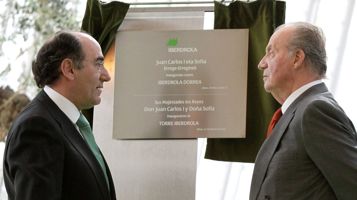 El rey Juan Carlos charla con el presidente de Iberdrola, Ignacio Sánchez Galán. (EFE)