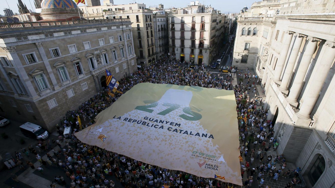Foto: Manifestantes independentistas despliegan una gran pancarta a favor de la independencia. (Reuters)