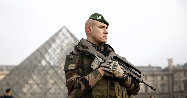 Foto: Un soldado galo permanece en guardia ante el museo del Louvre en París. (Efe) 