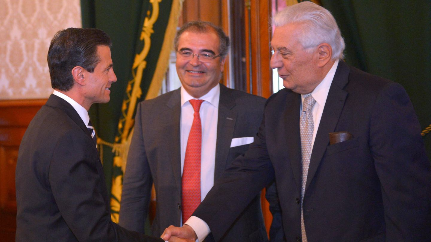El expresidente de México Enrique Peña Nieto (i), con el expresidente del Popular Ángel Ron (c) y el banquero mexicano Antonio del Valle (d). (EFE)