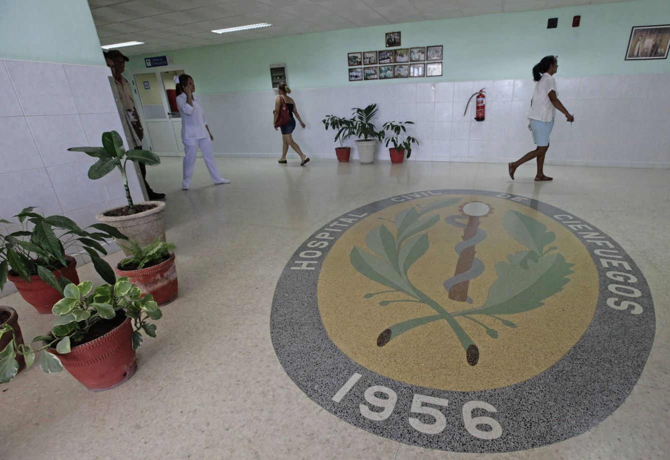 Trabajadores del hospital 'Héroes de la Playa de Girón' en Cienfuegos, en febrero de 2013. (Reuters)