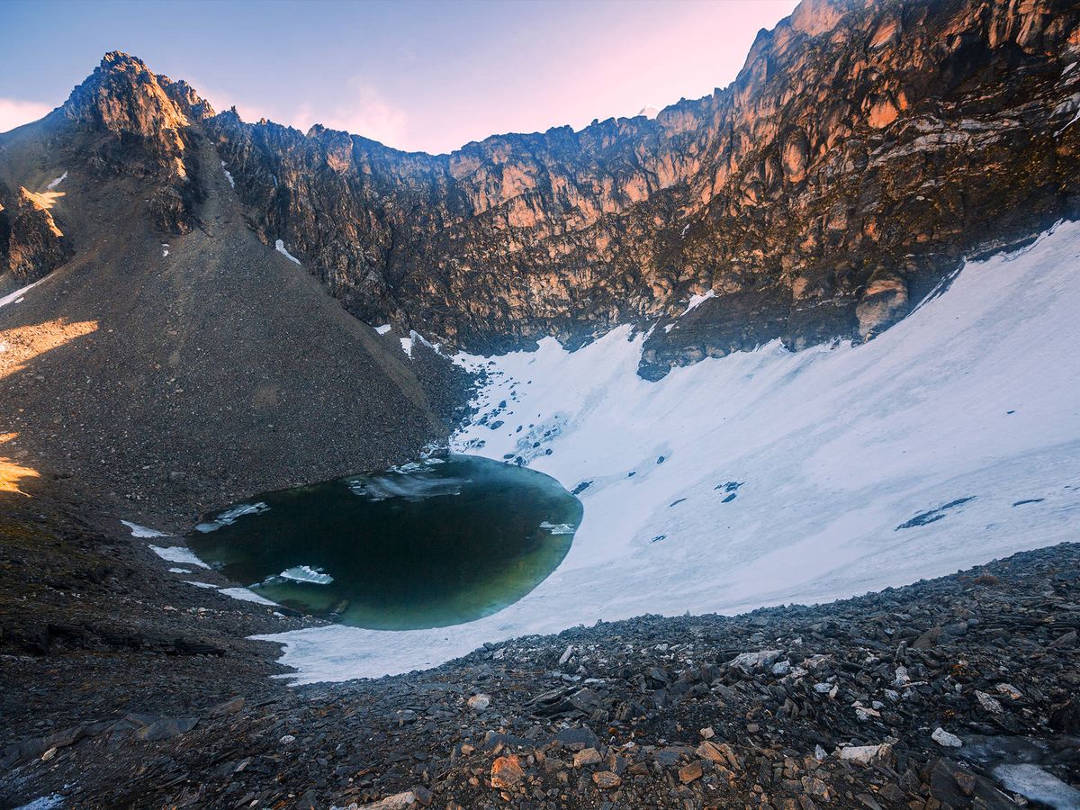 Foto: El lago Roopkund, en las grandes altitudes del Himalaya, donde se encontraron los huesos. (iStock)