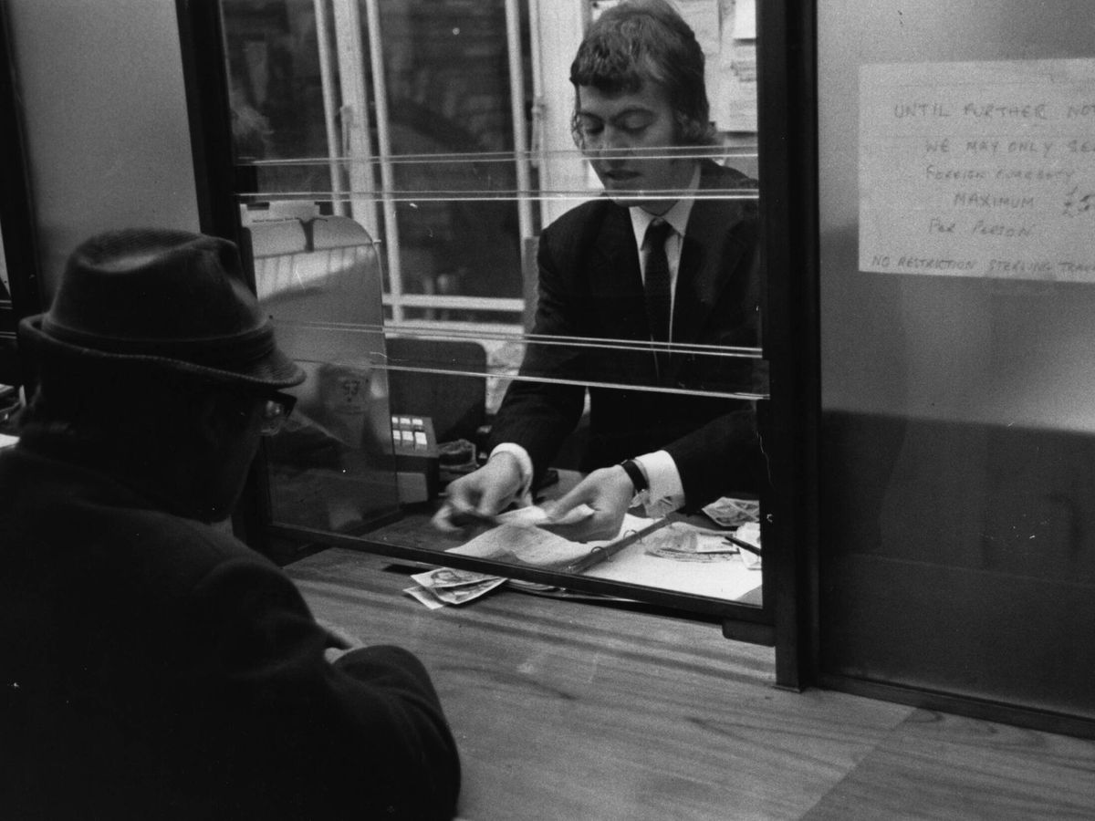 Foto: Un cliente en los 70 fotografiado en el National Westminster Bank en Londres. (Getty Images/Evening Standard)