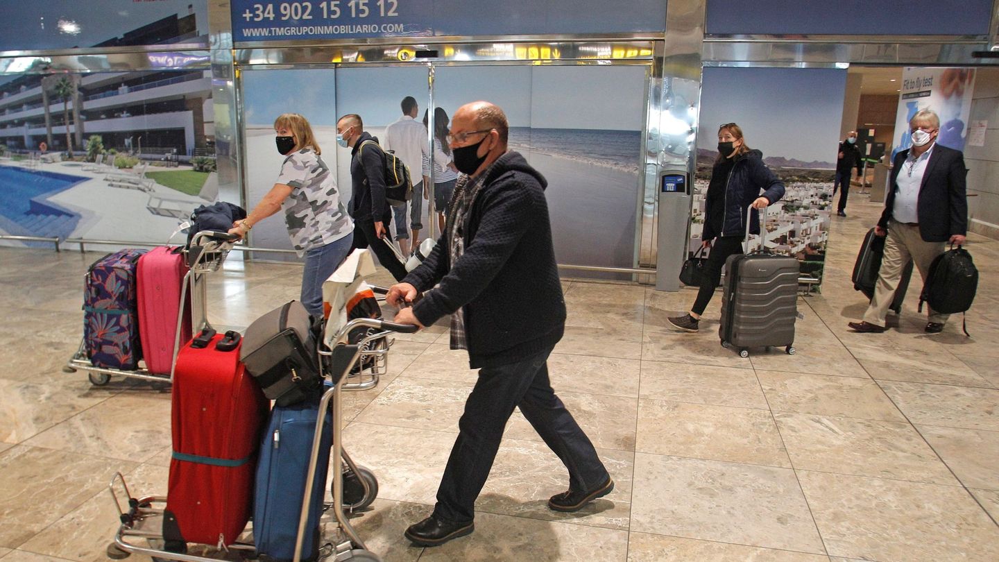 Turistas procedentes de Londres llegan al aeropuerto de Alicante-Elche. (EFE/Morell)