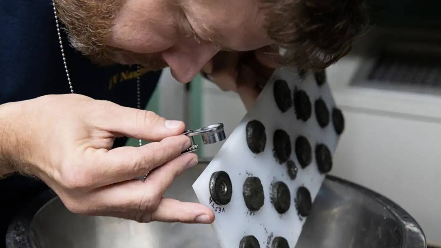 Esférulas de fusión de la explosión de otro meteorito encontrado en el Pacífico. (NASA)