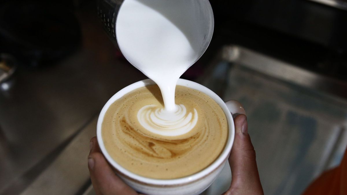 Los beneficios (y desventajas) que tiene ese café que vas a beber