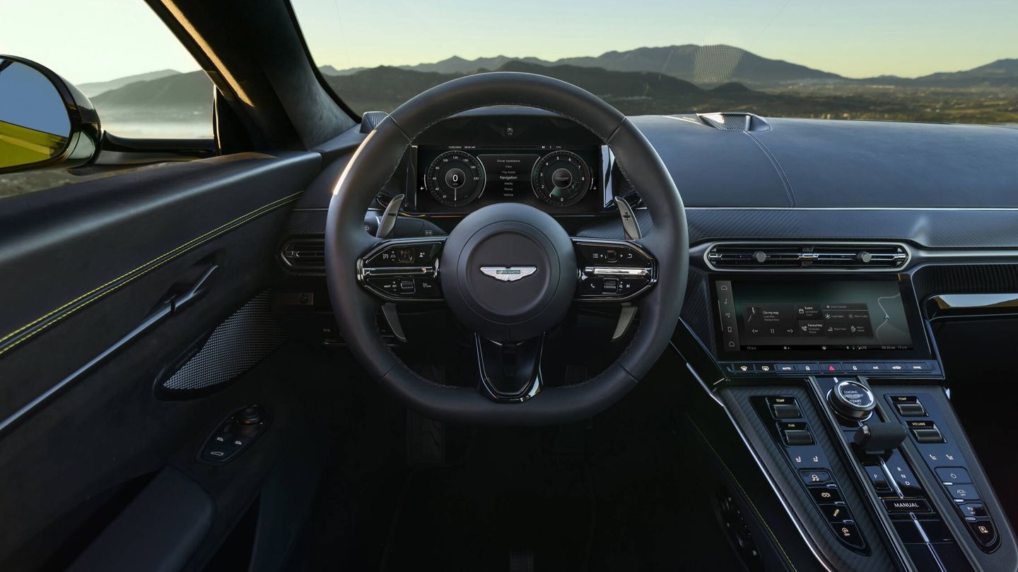 Nueva pantalla central, sistema multimedia de Aston Martin y muchos mandos tradicionales.