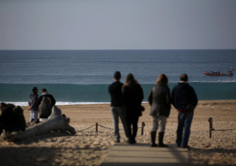 Foto: Familiares de los universitarios fallecidos siguen las labores de búsqueda en la playa de Meco. (Reuters)