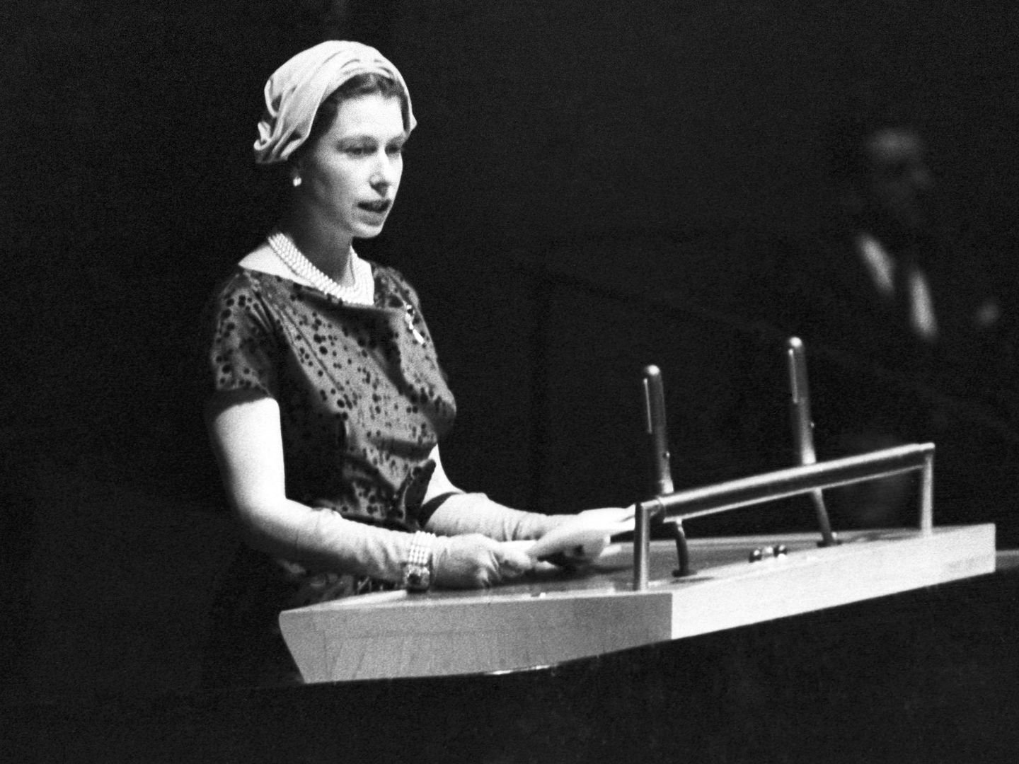 Isabel II, pronunciando un discurso en 1957. (EFE)