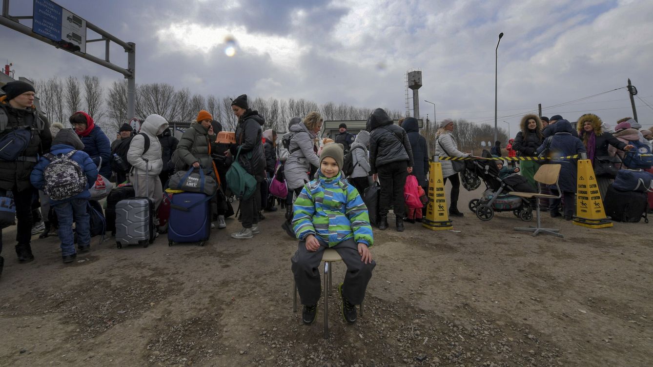 Foto: Refugiados ucranianos cruzan la frontera moldava por el paso de Palanca. (EFE/Ciro Fusco)